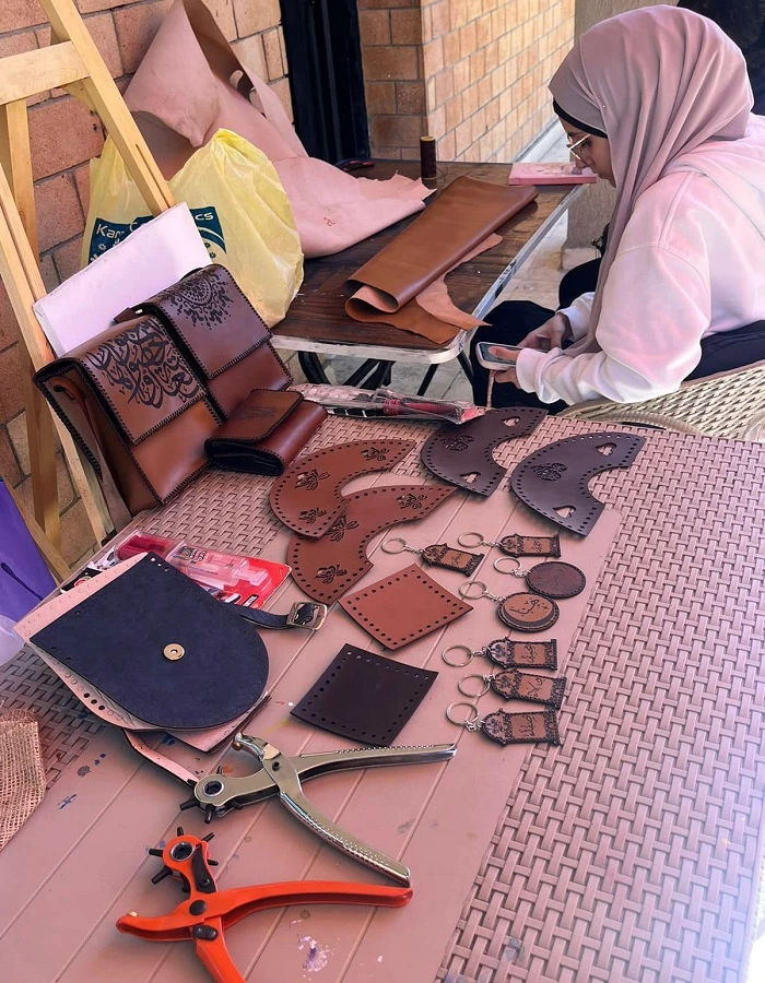 The Department of Cultural and Social Activities in Miami organized a natural leather crafts workshop Date: 3/19/202417