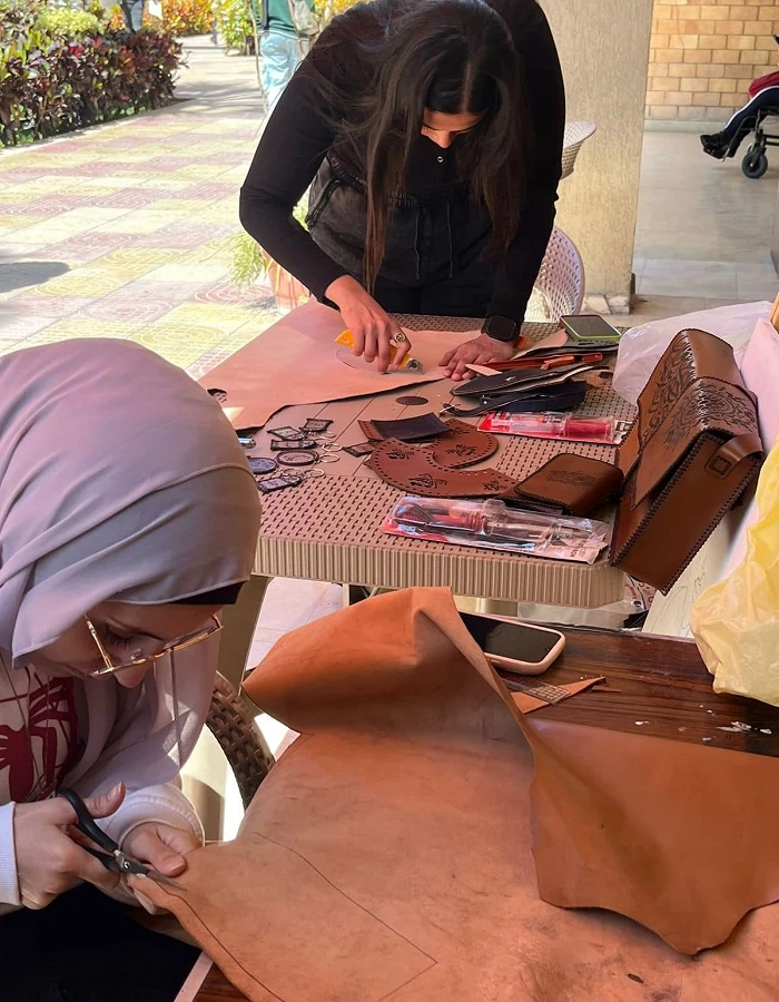 The Department of Cultural and Social Activities in Miami organized a natural leather crafts workshop Date: 3/19/202415