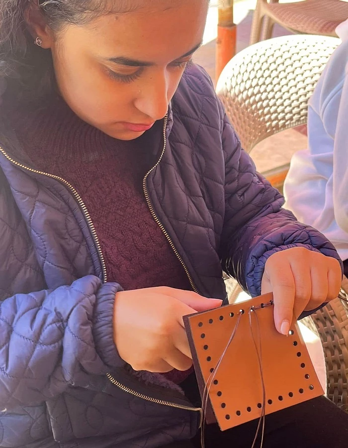 The Department of Cultural and Social Activities in Miami organized a natural leather crafts workshop Date: 3/19/202416