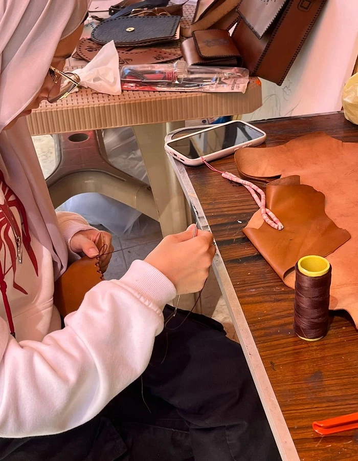 The Department of Cultural and Social Activities in Miami organized a natural leather crafts workshop Date: 3/19/202410