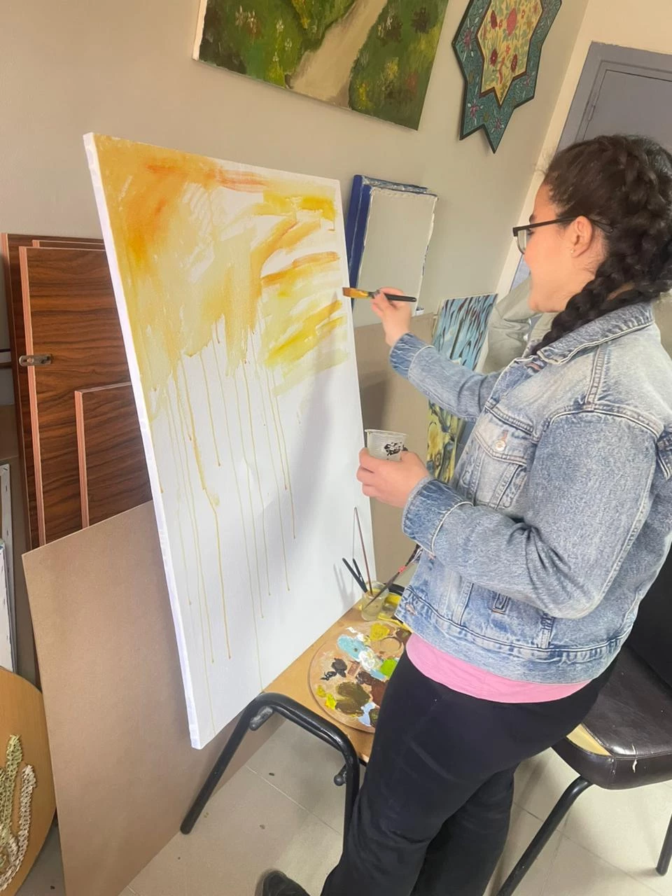 The Department of Cultural and Social Activities in Miami organized a workshop on decorative arts on mirrors that illuminate creativity at the Arab Academy as part of the first semester activities on May 15, 2025.12
