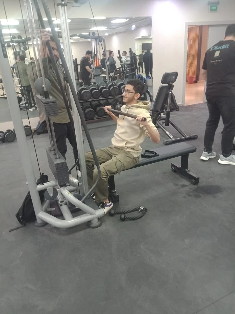 الرياضة أسلوب حياة: تدريب منتظم لطلاب الأكاديمية في جيم فرع العلمين