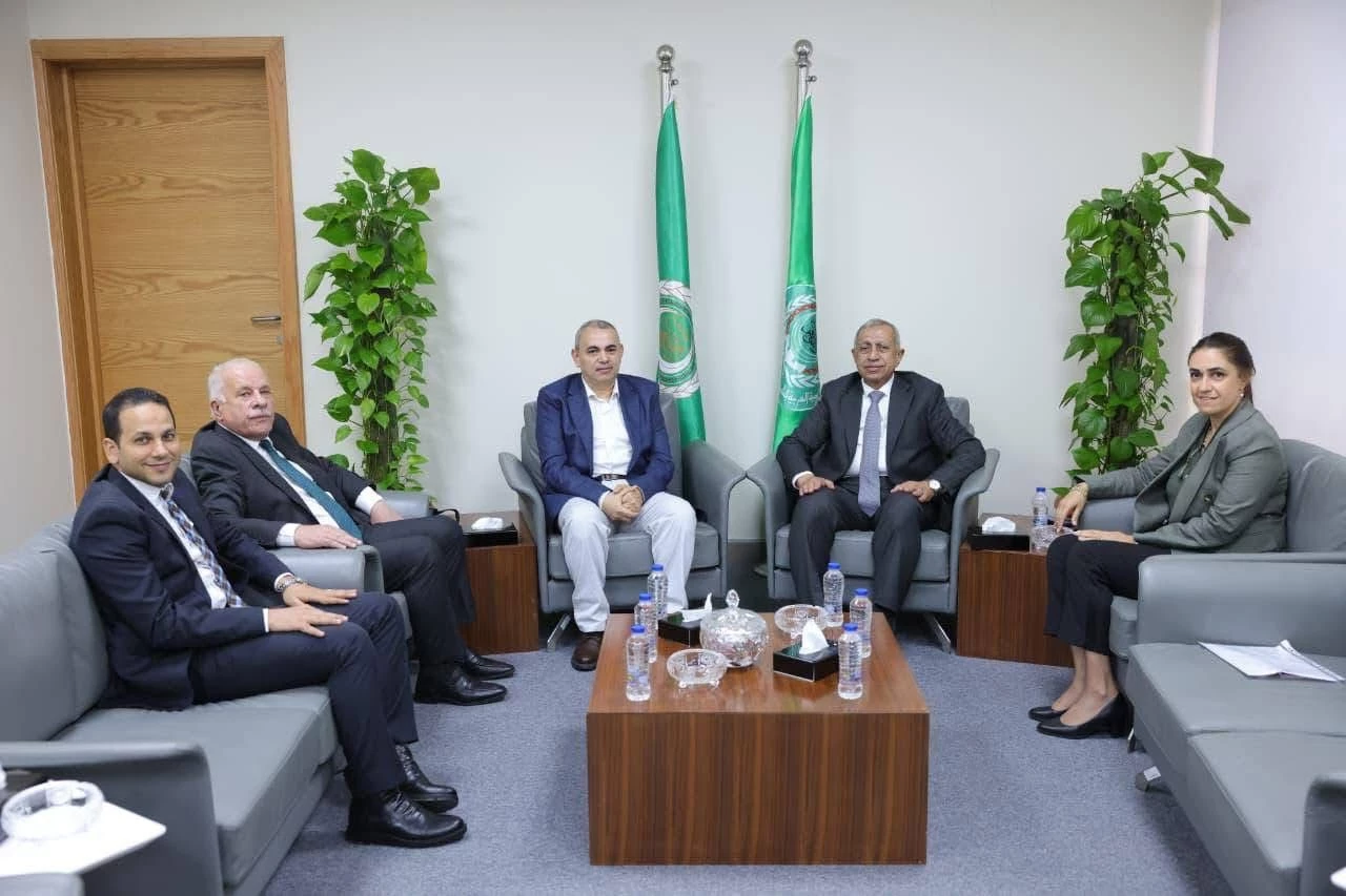 رئيس الأكاديمية العربية يستقبل قائد المستشفى العسكري العام بالإسكندرية