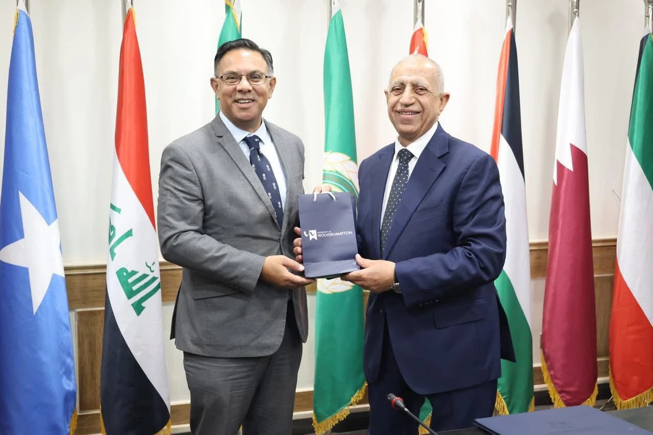 الأكاديمية العربية وجامعة ولفرهامبتون البريطانية يوقعان مذكرة تفاهم لتعزيز التعاون الأكاديمي والبحثي