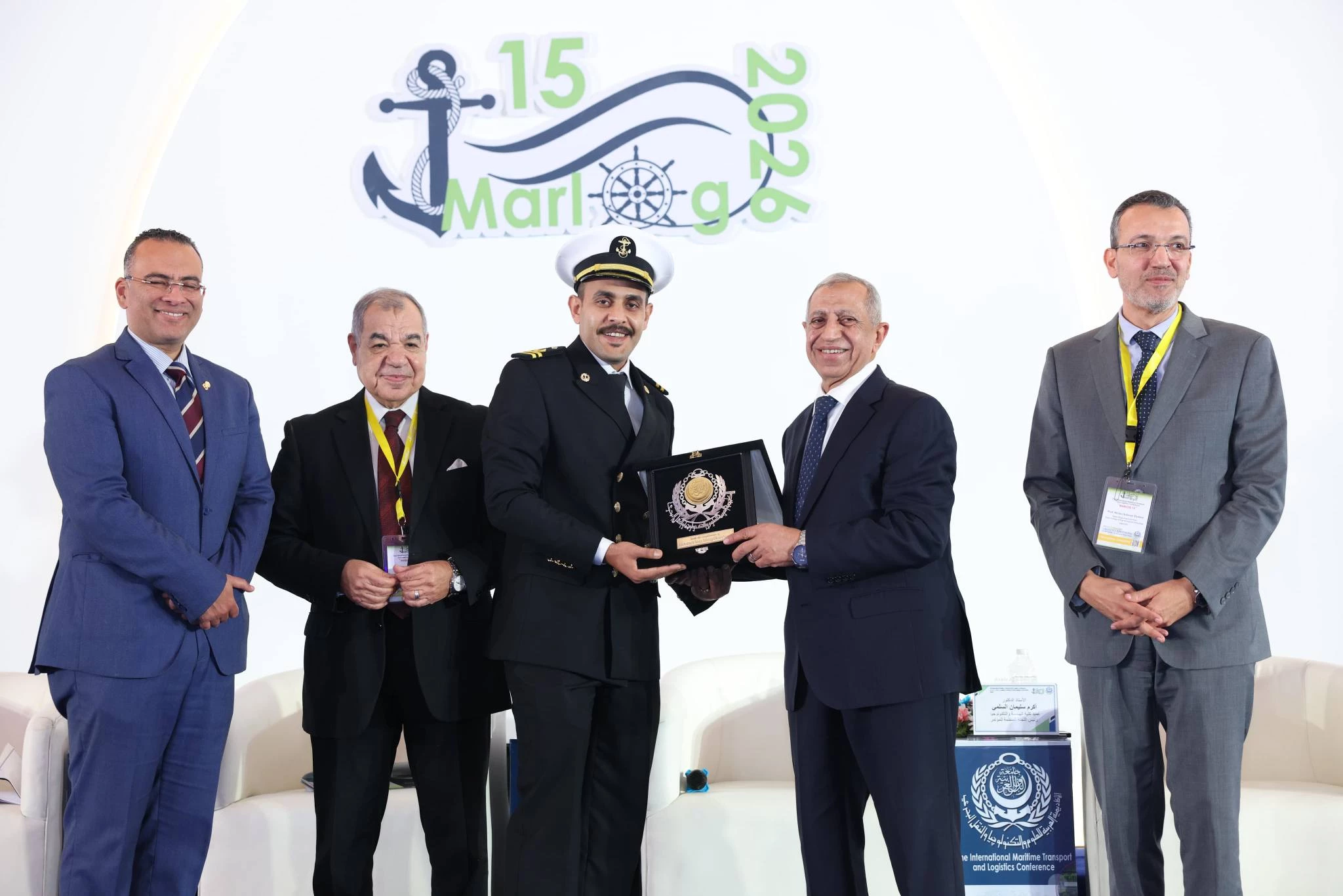 رئيس الأكاديمية العربية يكرم  أحمد عمر بطل واقعة إنقاذ 