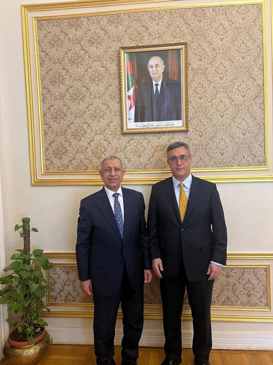 سفير الجزائر بالقاهرة يبحث مع رئيس الأكاديمية العربية سبل تعزيز التعاون في النقل البحري والذكاء الاصطناعي  استقبل سعادة السفير محمد سفيان براح، اليوم بمقر السفارة، الأستاذ الدكتور إسماعيل عبد الغفار إسماعيل فرج، رئيس الأكاديمية العربية للعلوم والتكنولوجيا والنقل البحري، حيث شكّل اللقاء فرصة لاستعراض سبل التعاون الثنائي والشراكة المثمرة وبرامج التكوين في عدد من المجالات الحيوية، لاسيما النقل البحري والسلامة البحرية وإدارة الموانئ وسلاسل الإمداد والخدمات اللوجستية البحرية، فضلًا عن مجالي الذكاء الاصطناعي والأمن السيبراني.
