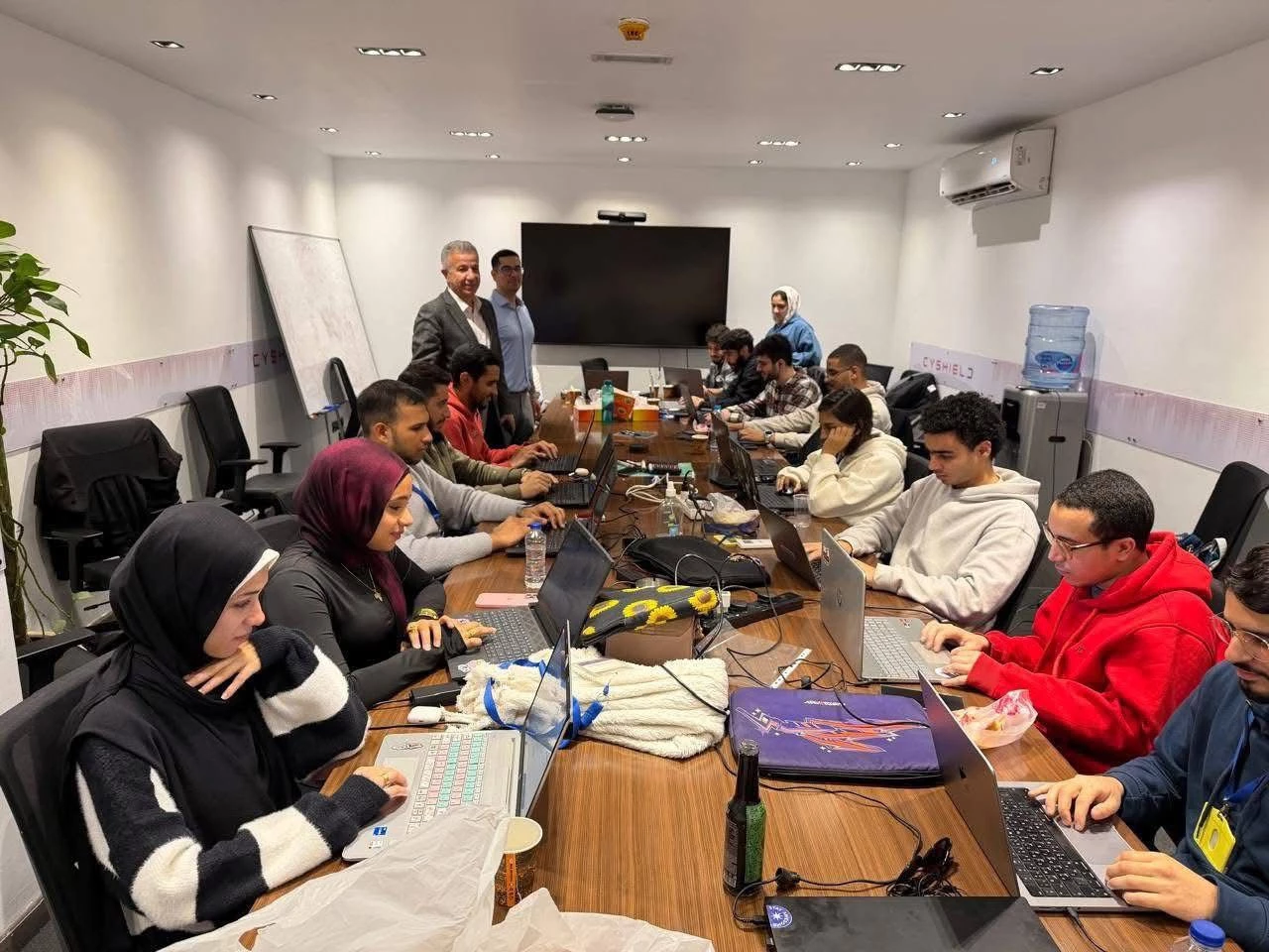 رئيس الأكاديمية العربية يهنئ فرق «حاسبات القاهرة بصدارة هاكاثون سلسلة الأمن السيبراني الدولي