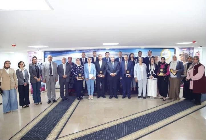 مشاركة الأكاديمية العربية في احتفالية اليوم العالمي للمرأة في القطاع البحري  شاركت الأكاديمية العربية للعلوم والتكنولوجيا والنقل البحري في الاحتفالية الخاصة بـاليوم العالمي للمرأة في القطاع البحري، والتي نظمها  الفرع الوطني المصري لرابطة المرأة العربية ، اليوم الخميس الموافق 14 مايو 2026، تحت عنوان: «تعزيز المساواة بين الجنسين من أجل التميز البحري.. المرأة وطب الأعماق آفاق جديدة في قلب القطاع البحري».  وقد شارك نيابة عن سعادة الأستاذ الدكتور إسماعيل عبد الغفار رئيس الأكاديمية ، الربان عماد رشيد خفاجي، عميد مجمع المنظمة البحرية الدولية، والأستاذة شيرين محمد جلال، رئيس قسم المتابعة الإدارية بمجمع المنظمة البحرية الدولية.  وتأتي هذه الاحتفالية في إطار جهود قطاع النقل البحري واللوجستيات برئاسة اللواء بحري أ.ح/ حسين مصطفى الجزيري، لتسليط الضوء على النماذج النسائية المشرفة وتعزيز دور المرأة في القطاع البحري، بما يعكس الاهتمام المتواصل بدعم وتمكين المرأة وتعزيز دورها الفاعل في مجالات النقل البحري واللوجستيات.  وعلى هامش الاحتفالية، تم تكريم عدد من النماذج النسائية المتميزة من الأكاديمية العربية، وهم الأستاذة الدكتورة ساندرا سامي حداد عميد كلية النقل الدولي واللوجستيات بفرع العلمين، والدكتورة إيمان يوسف حمدان وكيل كلية النقل البحري والتكنولوجيا، والمهندسة ميرال مشيل منير المدرس المساعد بقسم الهندسة البحرية والمنصات بكلية الهندسة والتكنولوجيا.