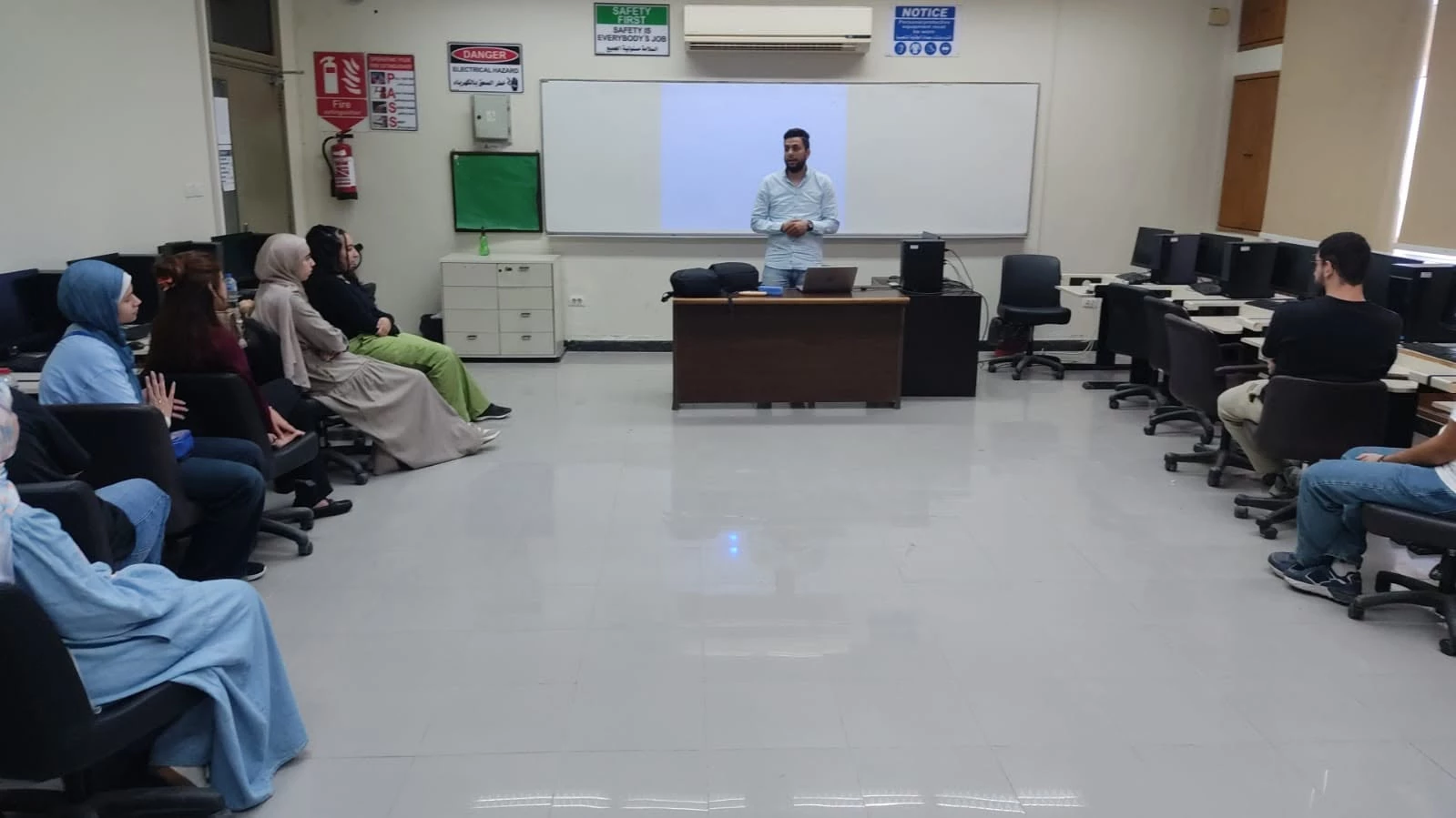 استمرارًا لسلسلة ورش العمل الصيفية التي نظمها قسم هندسة الإلكترونيات والاتصالات – كلية الهندسة والتكنولوجيا، الفرع الرئيسي بأبو قير، نظم ورشة عمل صيفية متخصصة في شبكات الموبايل (Mobile Networks) بالتعاون مع شركة تراست وذلك يوم الأربعاء 19 أغسطس 2026 بقاعة 303  وقدمت الورشة فرصة مميزة للتعرف على أحدث تقنيات شبكات المحمول وتطبيقاتها العملية، والاستفادة من خبرات متخصصة في المجال. ???? والدعوة كانت لطلاب وخريجي الهندسة والمهتمين بمجال الاتصالات والشبكات.